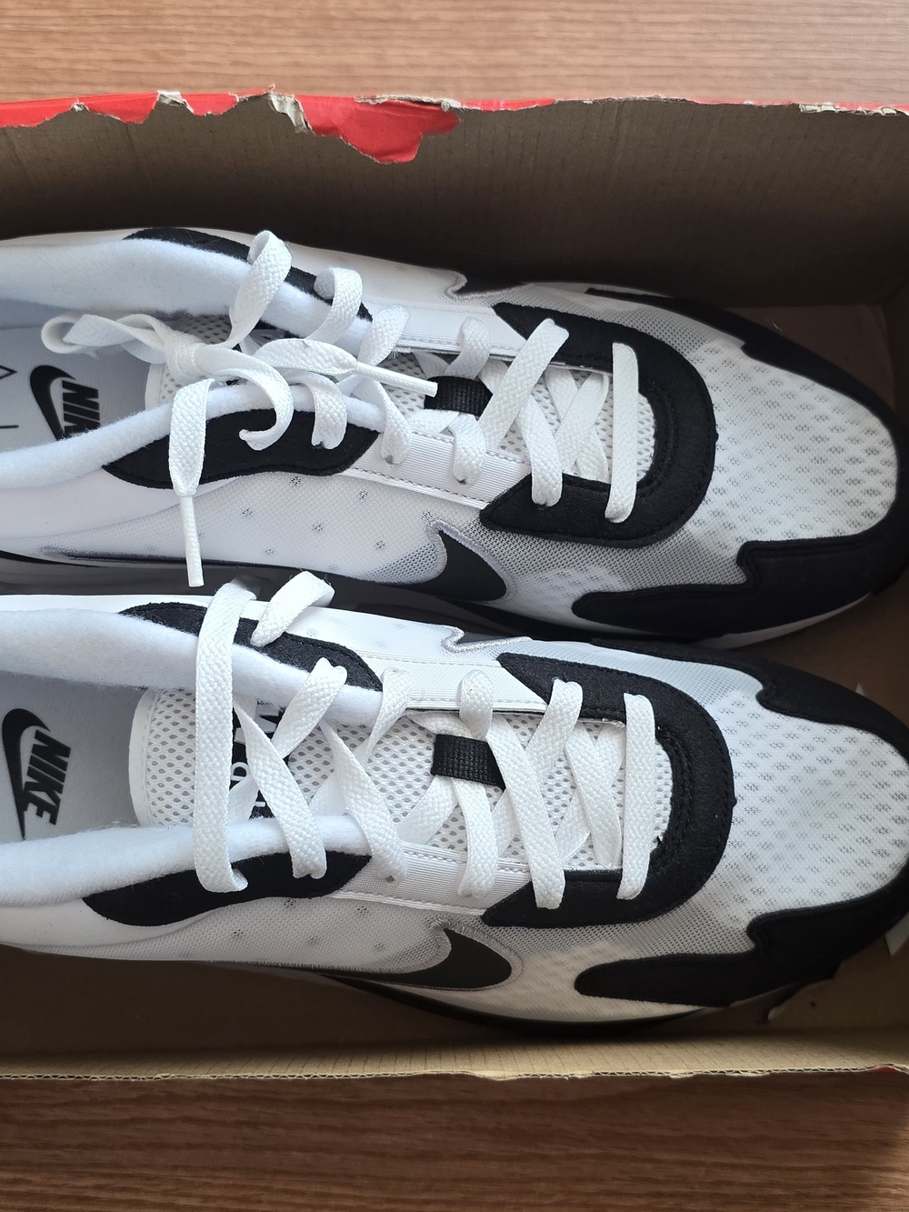 Nike Men’s White and Black Low-Top Sneakers
